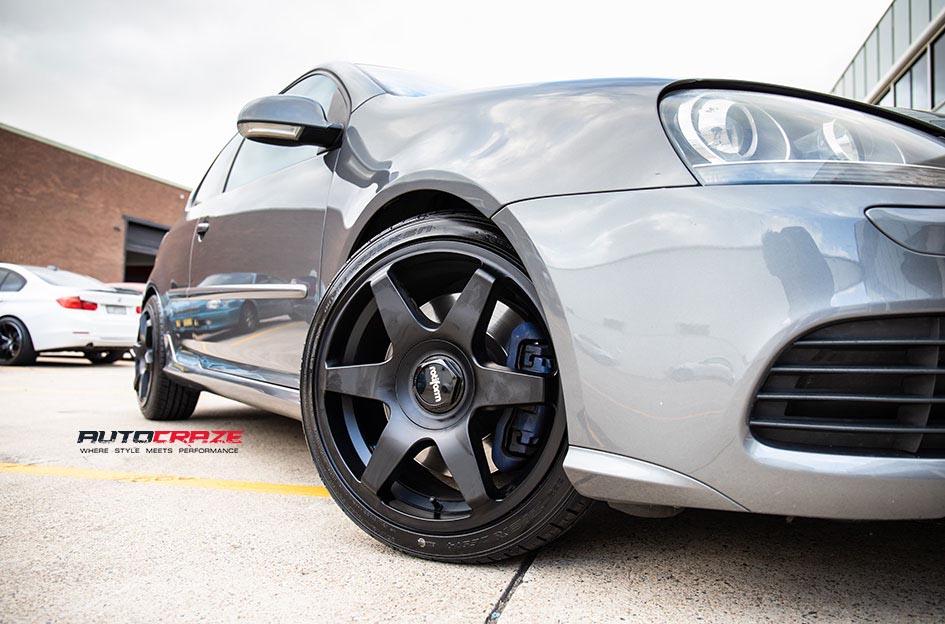 VOLKSWAGEN-GOLF-SIX-MATTE-BLACK-FACE-WITH-GLOSS-BLACK-WINDOWS